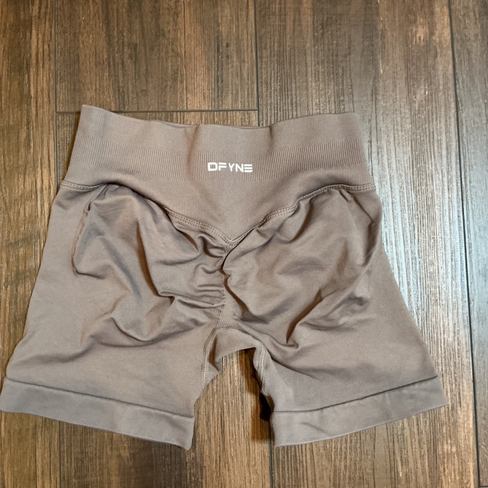 DFYNE Dynamic Seamless Scrunch Butt Shorts Taupe Brown High Waist Small Workout